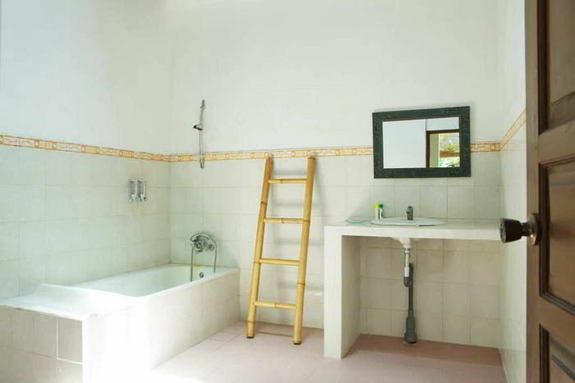 Yuli Bungalows Кута Екстериор снимка